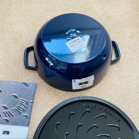 Staub new #24 3.75-Qt Lily Lid Dark Blue - Picture 3 of 13